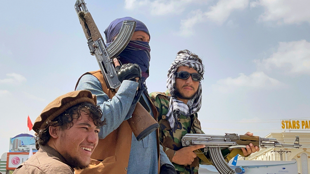 Pasukan Taliban berpatroli di landasan pacu sehari setelah penarikan pasukan AS dari Bandara Internasional Hamid Karzai di Kabul, Afghanistan, Selasa (31/8). Foto: Stringer/REUTERS