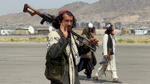 Pasukan Taliban berpatroli di landasan pacu sehari setelah penarikan pasukan AS dari Bandara Internasional Hamid Karzai di Kabul, Afghanistan, Selasa (31/8). Foto: Stringer/REUTERS