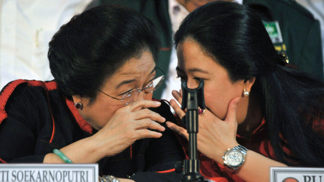 Ketua Umum PDIP Megawati Soekarnoputri dan Ketua DPR RI Puan Maharani. Foto: Bay Ismoyo/AFP