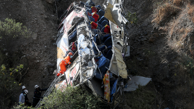 Petugas penyelamat memeriksa bus setelah jatuh, di Matucana, Peru, Selasa (31/8). Foto: Sebastian Castaneda/REUTERS