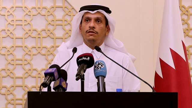 Menteri Luar Negeri Qatar, Mohammed bin Abdulrahman bin Jassim Al Thani menghadiri konferensi pers di Doha, Qatar. Foto: KARIM JAAFAR / AFP