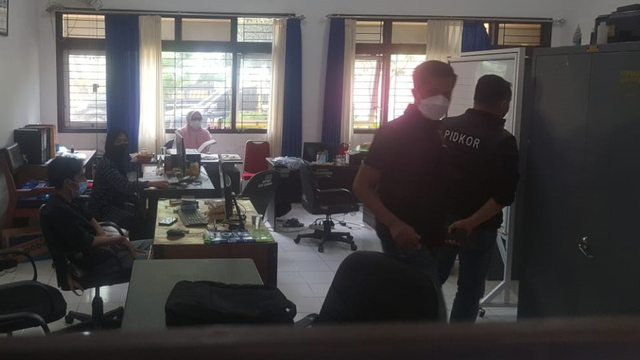 Polisi geledah Kantor BPBD Jember. Foto: Dok. Istimewa