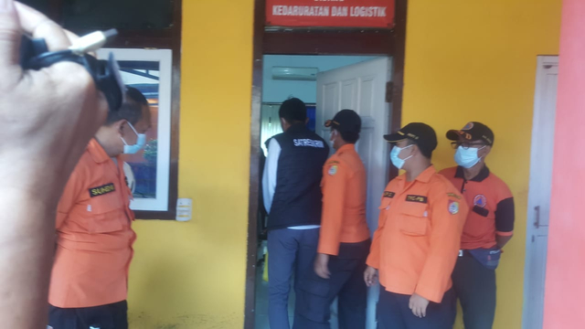 Polisi geledah ruangan kerja  Kabid II BPBD Jember Penta Satria. Foto: Dok. Istimewa