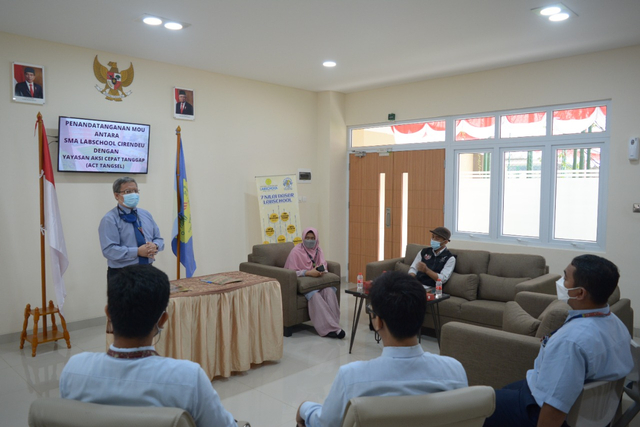 Tim SMA Labschool Cirendeu dengan tim ACT cabang Tangsel bertemu untuk menandatangani MoU program kemanusiaan untuk para siswa. Foto: ACT/Syahrain