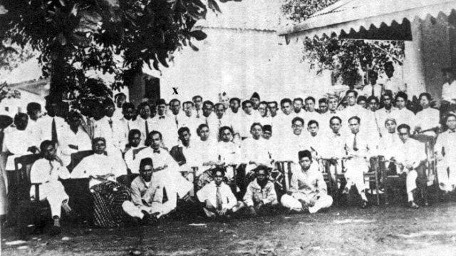 Peserta Kongres Pemuda II di tahun 1928 berfoto bersama di halaman gedung Kramat raya 106. Sumber: Kemendikbud