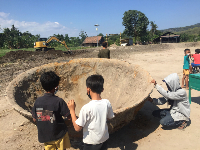 Wajan berukuran raksasa peninggalan Belanda ditemukan di Pedukuhan Kretek, Bantul, Daerah Istimewa Yogyakarta (DIY). Foto: Arfiansyah Panji Purnandaru/kumparan
