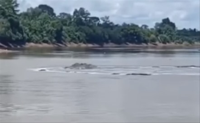 Viral semburan lumpur mirip tragedi Lapindo terjadi di tengah Sungai Mahakam, Kalimantan Timur. (Foto: Instagram/@info_kukar)