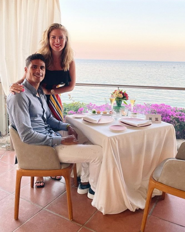 Kebersamaan Raphael Varane dan pasangannya, Camille Tytgat. (Foto: Instagram @raphaelvarane)
