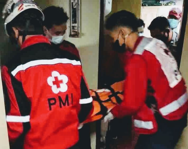 Petugas PMI Kotawaringin Timur saat mengevakuasi jenazah salah satu penumpang kapal yang meninggal dunia. (FOTO: Dokumen Ist).