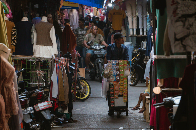 Suasana Pasar Tanah Abang saat perpanjangan PPKM Level 3. Foto: Jamal Ramadhan/kumparan