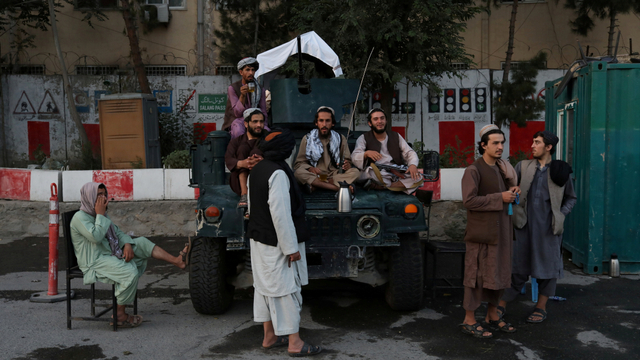 Tentara Taliban terlihat di salah satu alun-alun kota utama Kabul, Afghanistan, Rabu (1/9). Foto: WANA via REUTERS