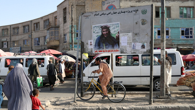 Foto seorang tentara Taliban yang syahid dipajang di papan reklame di Kabul, Afghanistan, Rabu (1/9). Foto: WANA via REUTERS
