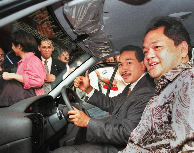 Tommy Soeharto di belakang kemudi mobil Timor, sambil mengacungkan jempol pada 15 Mei 1997. Foto: Kemal Jufri/AFP