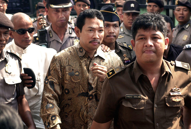 Tommy Soeharto saat dikawal polisi ke pengadilan pusat di Jakarta, 27 Maret 2002. Foto: Adek Berry/AFP