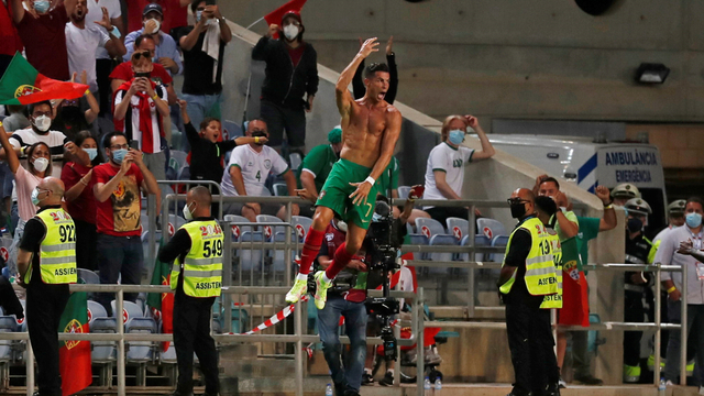 Pemain Portugal Cristiano Ronaldo melakukan selebrasi usai mencetak gol saat melawan Republik Irlandia di Estadio Algarve, Almancil, Portugal, Rabu (1/9). Foto: Pedro Nunes/REUTERS