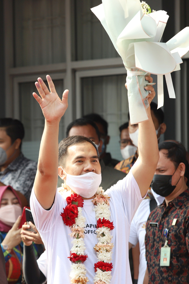 Penyanyi dangdut Saipul Jamil melambaikan tangan saat keluar dari LP Cipinang, Kamis, Jakarta, (2/9). Foto: Ronny