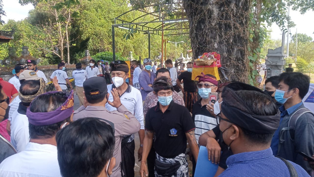 Warga berkumpul di lokasi portal masuk Desa Serangan, Denpasar - WIB