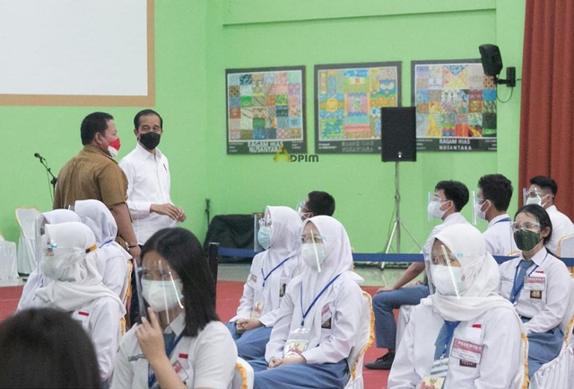 Jokowi Tinjau Vaksinasi di SMAN 2 Bandar Lampung, Ini Kata Salah Satu Siswa (6)