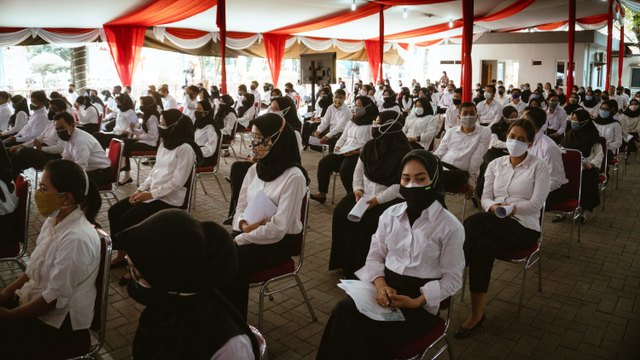 Sejumlah peserta menunggu untuk mengikuti tes Standar Kompetensi Dasar (SKD) CPNS 2021 di BKN, Jakarta, Kamis (2/9).  Foto: Jamal Ramadhan/kumparan