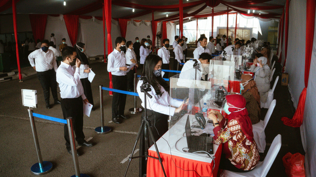 Petugas memeriksa berkas peserta tes Standar Kompetensi Dasar (SKD) CPNS 2021 di BKN, Jakarta, Kamis (2/9).  Foto: Jamal Ramadhan/kumparan