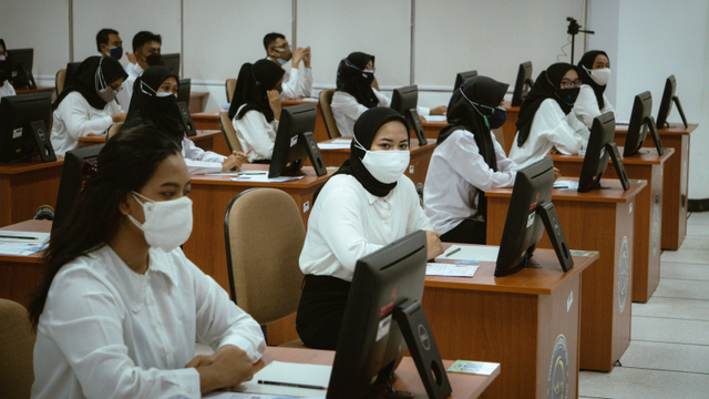 Peserta mengikuti tes Standar Kompetensi Dasar (SKD) CPNS 2021 di BKN, Jakarta, Kamis (2/9).  Foto: Jamal Ramadhan/kumparan