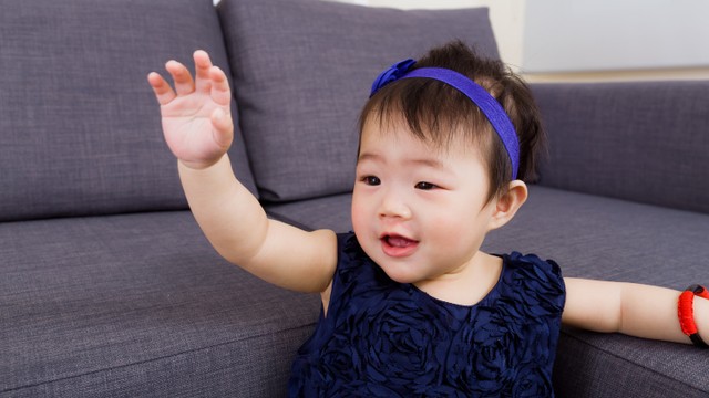 Bayi melambaikan tangan. Foto: Shutterstock