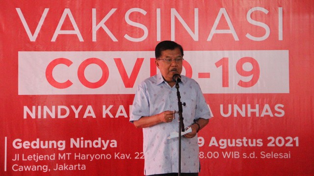 Ketua PMI Jusuf Kalla meninjau vaksinasi Nindya Karya. Foto: Nindya Karya