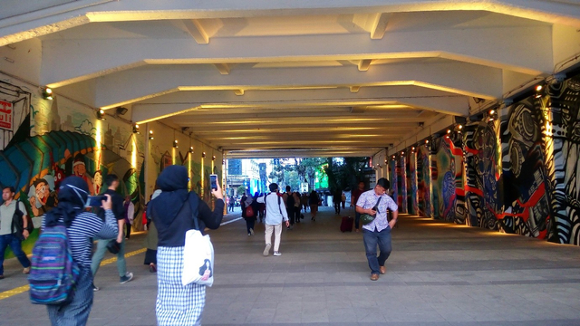 Suasana di Terowongan Kendal yang dihiasi mural dan lampu. Foto: Dokumentasi Pribadi