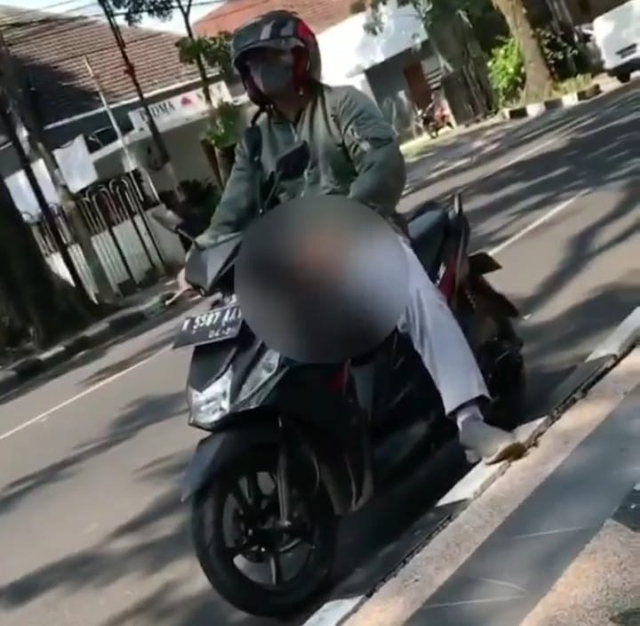 Pria bermotor yang diduga pamer kemaluan ke perempuan di Kota Malang. Foto: Istimewa