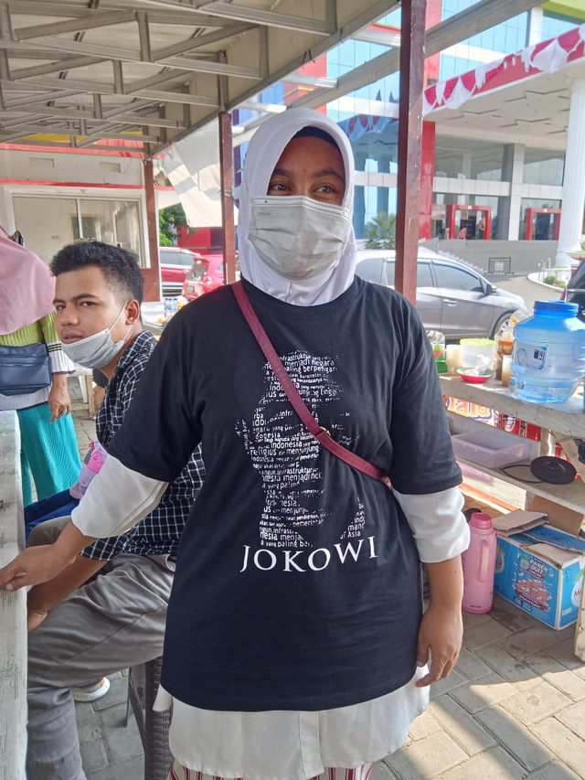 Girang! Warga Bandar Lampung Dapat Kaos yang Dilemparkan oleh Jokowi Saat Lewat (1)