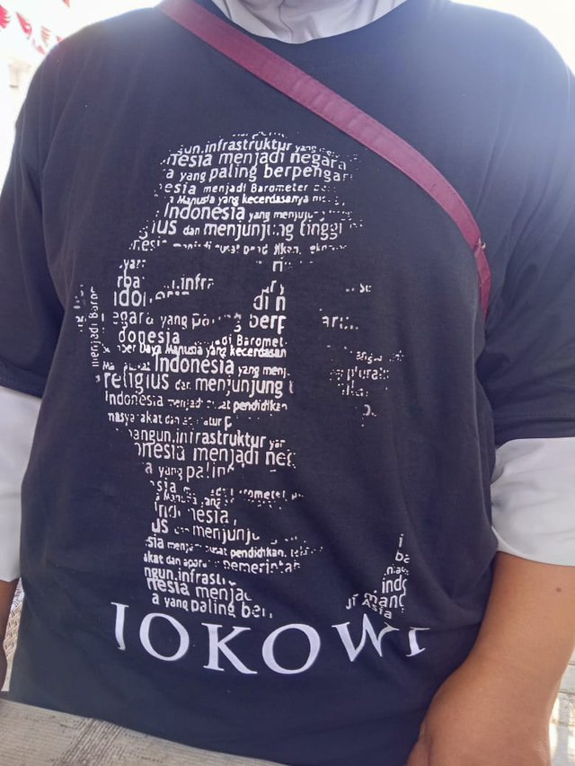 Girang! Warga Bandar Lampung Dapat Kaos yang Dilemparkan oleh Jokowi Saat Lewat (2)