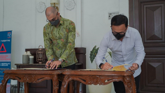Wali Kota Bogor Bima Arya dan pihak Ayoconnect melakukan penandatanganan kesepakatan bersama, Rabu (1/9/2021). Foto: Pemkot Bogor