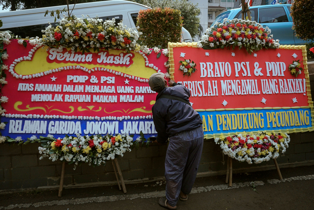 Karangan bunga dukungan interpelasi yang diusulkan PDIP dan PSI di Gedung DPRD DKI Jakarta di Jalan Kebon Sirih, Jakarta Pusat, Kamis (2/9). Foto: Jamal Ramadhan/kumparan