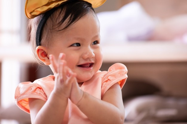 Ilustrasi bayi perempuan tersenyum. Foto: Freepik