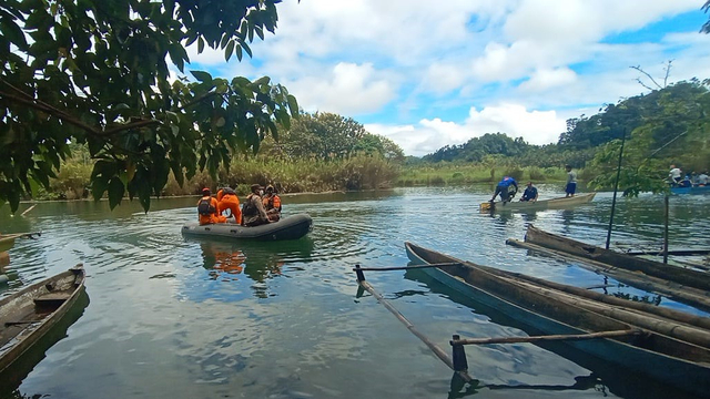 Pencarian warga hilang di Sungai Banggai, Sulteng. Foto: Dok. Basarnas Palu