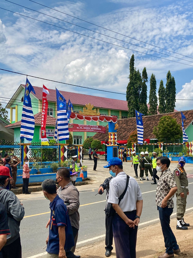 Antusias Warga Tunggu Jokowi di Jalanan Saat Kunjungan Kerja di Lampung (1)