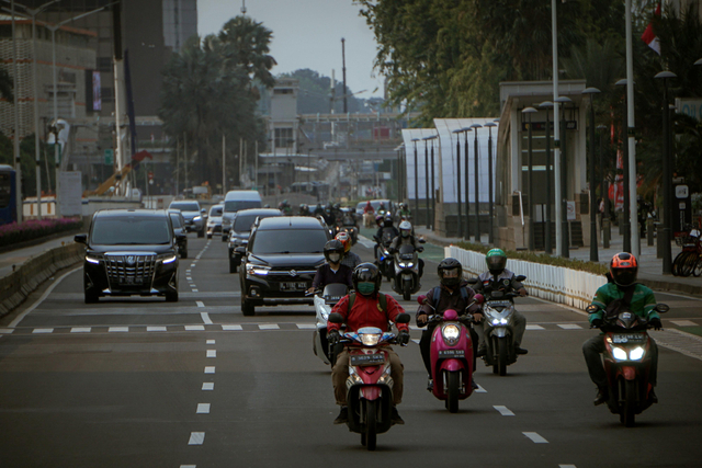 Aktivitas masyarakat menggunakan kendaraan bermotor di jalan raya di Jakarta saat masa perpanjangan PPKM Level 3, Kamis (2/9/2021). Foto: Jamal Ramadhan/kumparan