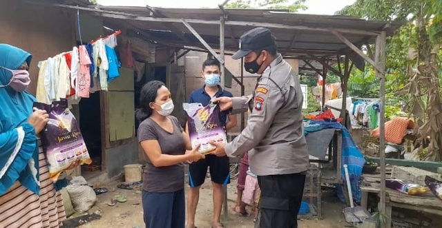 Personel Polsek Sagulung, Batam, memberikan bantuan sembako kepada warga. Foto: Rega/kepripedia.com