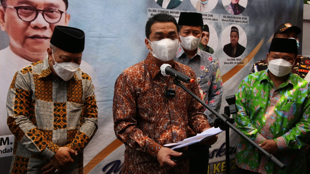 Wakil Gubernur DKI Jakarta, Ahmad Riza Patria, meninjau sentra vaksinasi COVID-19 yang diinisiasi oleh Majelis Wakil Cabang Nahdlatul Ulama Tanjung Priok, pada Kamis (2/9). Foto: PPID DKI Jakarta