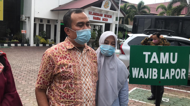 Dr. Saiful Mahdi (kiri), dosen Universitas Syiah Kuala (USK) Banda Aceh saat dijatuhi vonis 3 bulan penjara karena kasus UU ITE. Foto: Dok. Istimewa