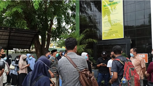 Teman sejawat hingga mahasiswa mengantar Dosen USK Dr Saiful Mahdi ke Kejaksaan Negeri Banda Aceh untuk menjalani eksekusi putusan dalam perkara UU ITE, Kamis (2/9). Foto: Husaini/acehkini 