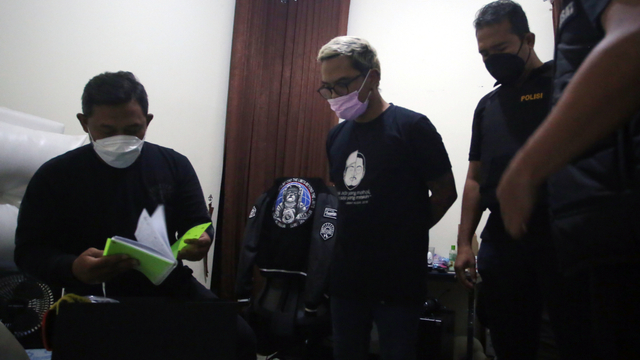 Petugas Sat Narkoba Polres Metro Tangerang Kota menggeledah kediaman Komika Reza Pardede alias Coki Pardede (kedua kanan) di Cisauk, Tangerang, Banten, Kamis (2/9/2021). Foto: Muhammad Iqbal/ANTARA FOTO