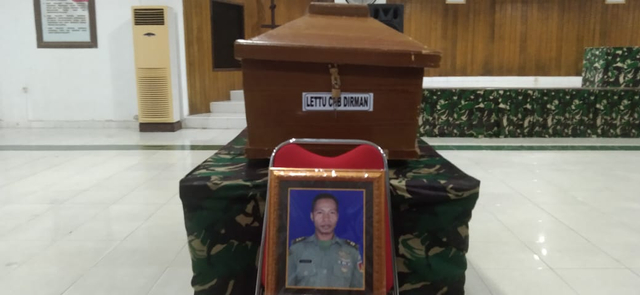 Jenazah Danposramil Kisor Lettu Chb Dirman disemayamkan di Aula Praja Vira Tama Makorem 181/PVT, Kamis malam (2/9), foto: Yanti/Balleo News