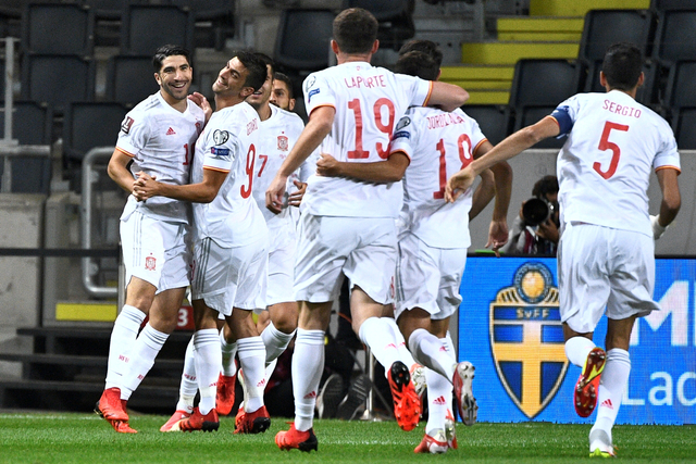 Pemain Spanyol Carlos Soler berselebrasi bersama rekan timnya usai mencetak gol saat hadapi Swedia pada Pra Piala Dunia 2022 diFriends Arena, Solna, Swedia, Kamis (2/9). Foto: TT News Agency via REUTERS