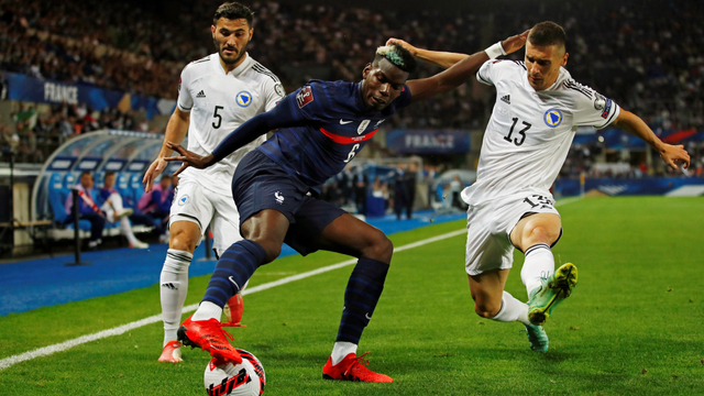 Pemain Prancis Paul Pogba beraksi saat hadapi Bosnia dan Herzegovina pada Piala Dunia di Stade de la Meinau, Strasbourg, Prancis, Rabu (1/9). Foto: Gonzalo Fuentes/REUTERS