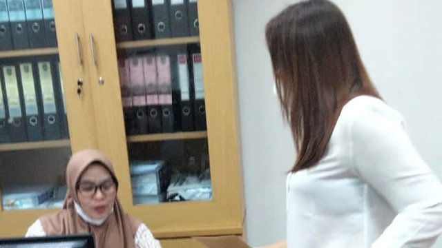 Wanita berinisial CP saat melaporkan anggota DPRD Batam, AT, ke Badan Kehormatan. Foto: Zalfirega/kepripedia.com.