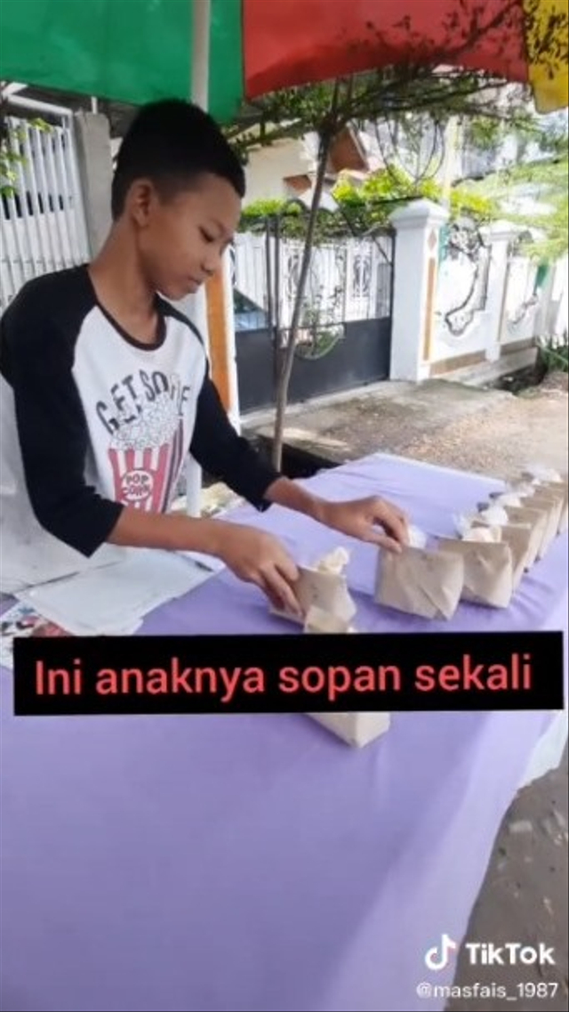 Viral bocah di Kota Palu, Sulawesi Tengah, senyum semringah usai jualannya diborong saat dirinya belajar sambil jualan. (Foto: TikTok/@masfais_1987)