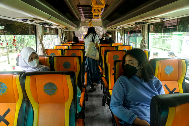 Sejumlah siswa menaiki Bus Sekolah Gratis yang usai mengikuti uji coba pembelajaran tatap muka. Foto: Iqbal Firdaus/kumparan