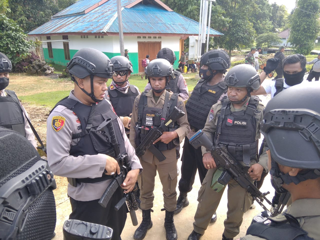 Kapolres Sorong Selatan AKBP Choiruddin Wachid saat memimpin langsung penyisiran di Maybrat. Foto: Istimewa