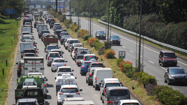 Kendaraan terjebak kemacetan menuju gerbang keluar Tol Pasteur di Bandung, Jawa Barat, Jumat (3/9/2021). Foto: Raisan Al Farisi/ANTARA FOTO